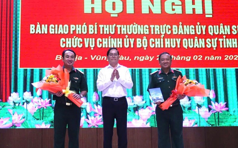 Mr. Pham Viet Thanh (middle) presented flowers to congratulate the two comrades, the Political Commissar of the Ho Chi Minh City Command and the Political Commissar of the Ba Ria - Vung Tau Provincial Military Command. Photo: Kim Hong