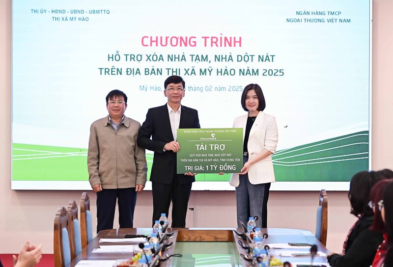 Pho Tong Giam doc Phung Nguyen Hai Yen trao bien ung ho Chuong trinh “Chung tay xoa nha tam, nha dot nat tren dia ban thi xa My Hao, tinh Hung Yen nam 2025” cho dai dien lanh dao thi xa My Hao