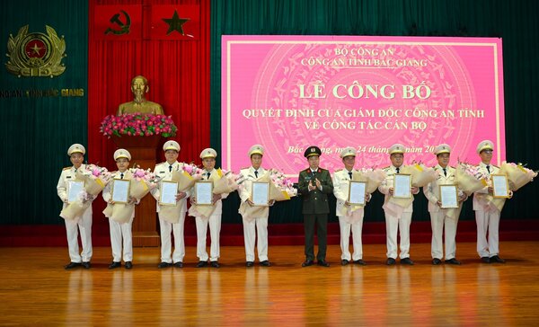 Colonel Nguyen Quang Vinh - Director of Bac Giang Provincial Police presented the decision to the officers on retirement. Photo: Bac Giang Police