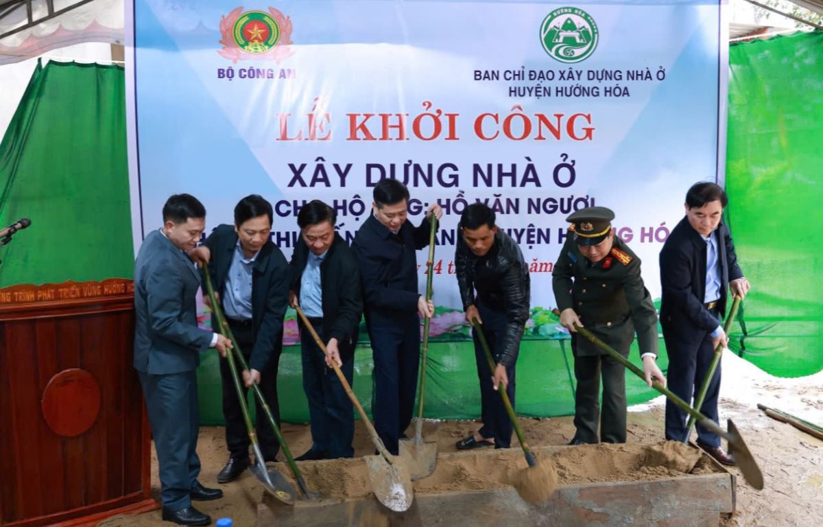 The groundbreaking ceremony for the construction of the house for Mr. Ho Van Ngoai's household. Photo: Tran Khoi