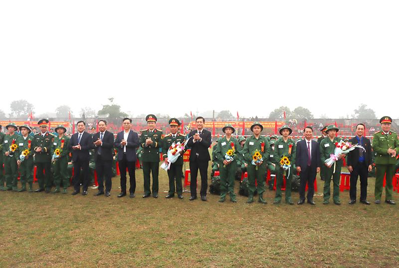 Many young men will join the army to join the military and police service in 2025 in Duc Tho district. Photo: Thanh Tinh.