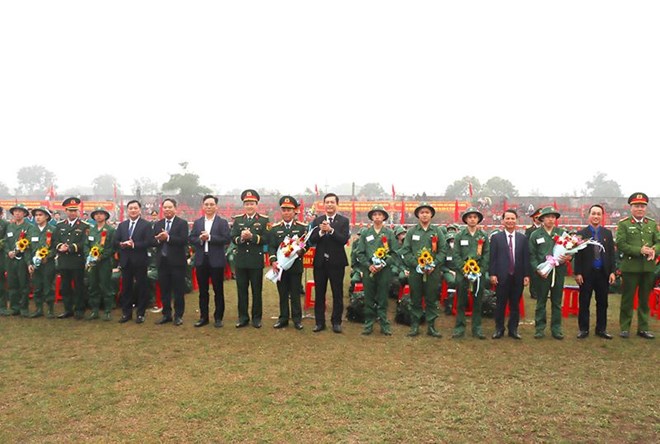 Nhiều thanh niên lên đường nhập ngũ tham gia nghĩa vụ quân sự, công an năm 2025 ở huyện Đức Thọ. Ảnh: Thanh Tình.