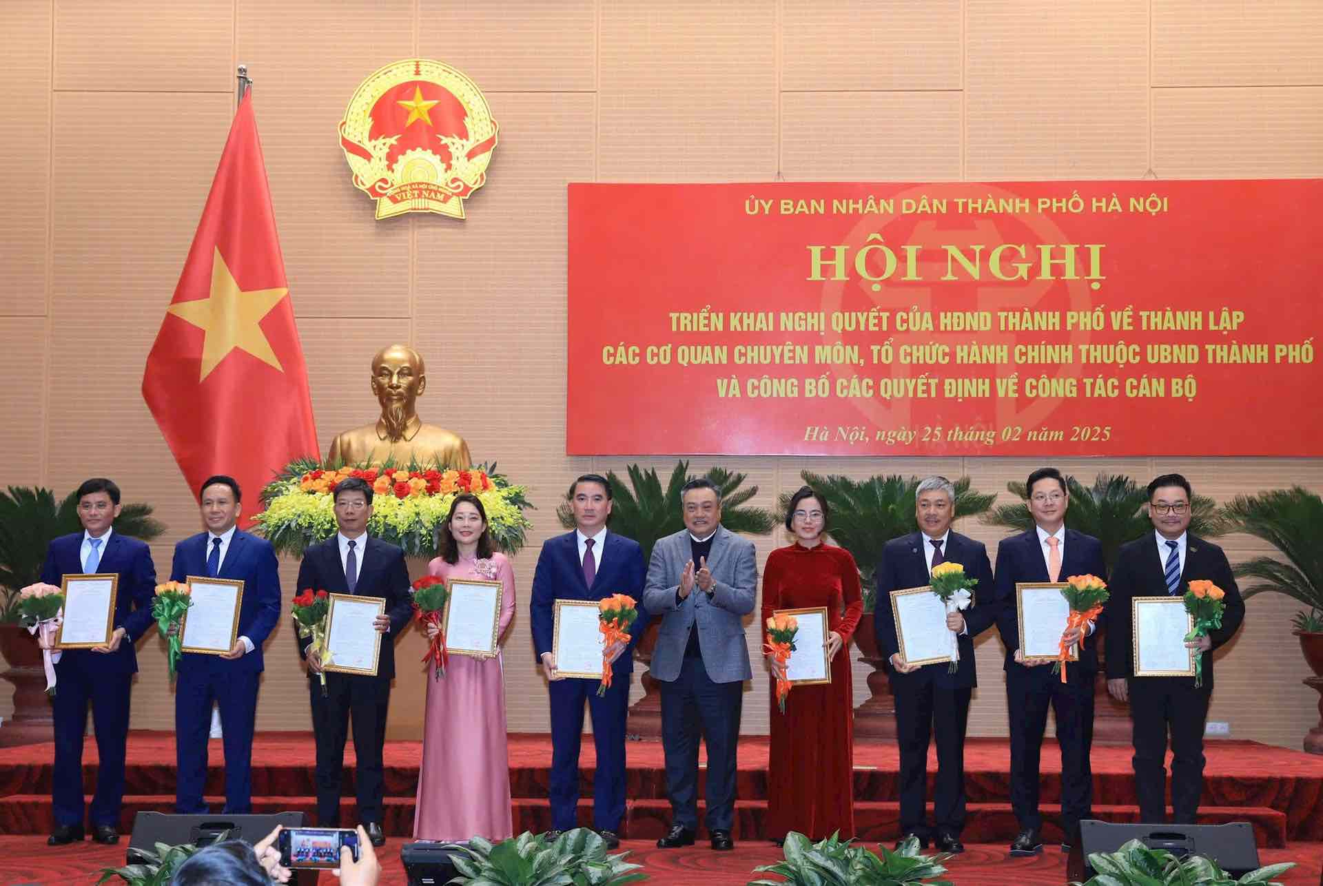 The Chairman of the Hanoi People's Committee presented the decision to the Board of Directors of the Department of Finance. Photo: Viet Thanh