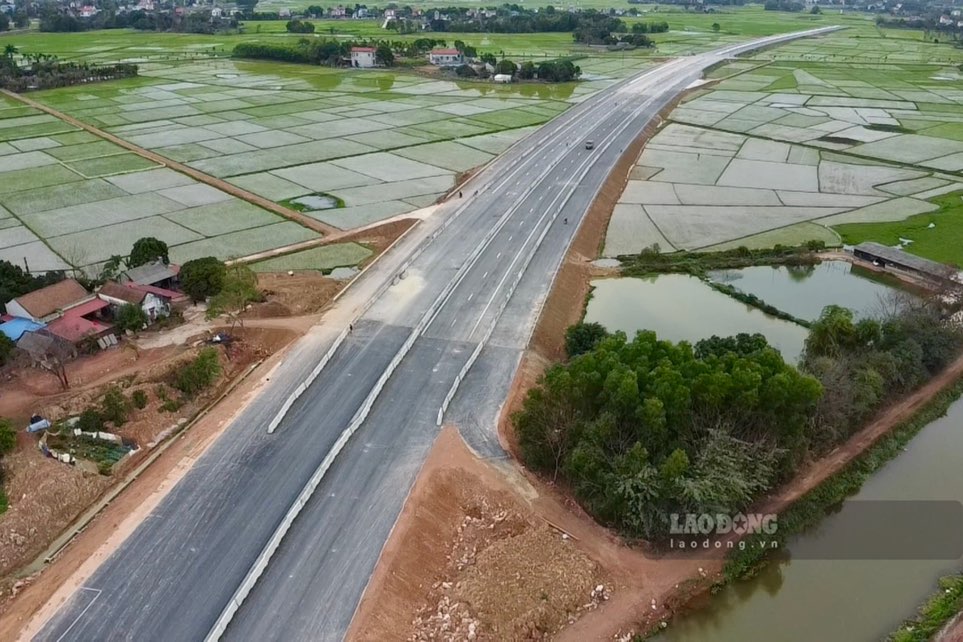 Toan tuyen hien co ban rai tham nhua. Anh: Nguyen Hoan.