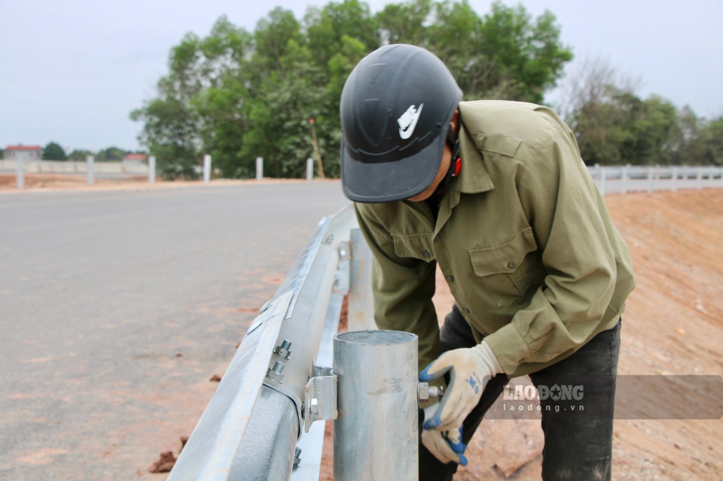 Cac cong nhan dang lap dat ho lan, giup dam bao an toan cho nguoi va phuong tien. Anh: Nguyen Hoan.