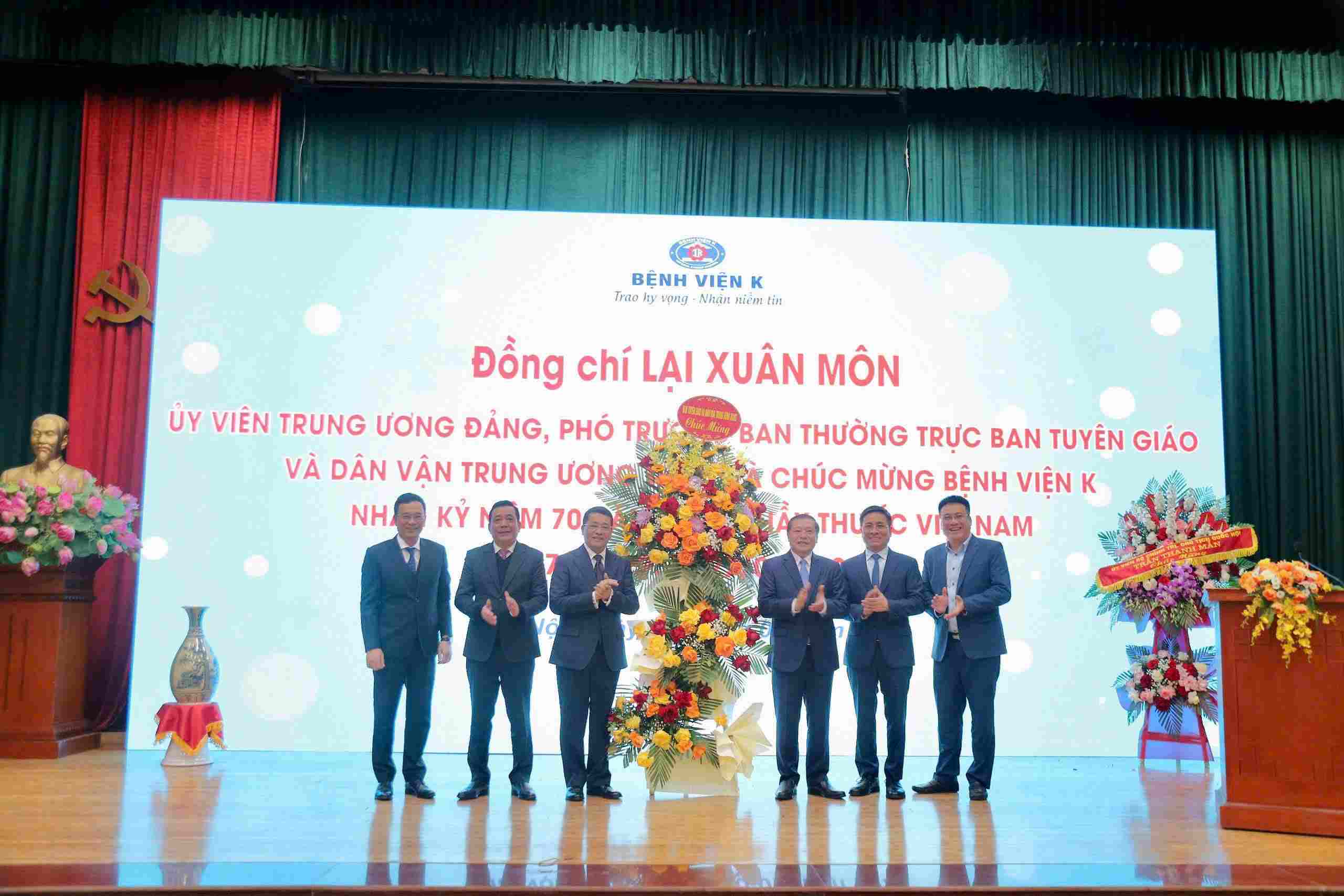 Dong chi Lai Xuan Mon tang hoa chuc mung Benh vien K nhan ki niem Ngay thay thuoc Viet Nam. Anh: Tran Ha