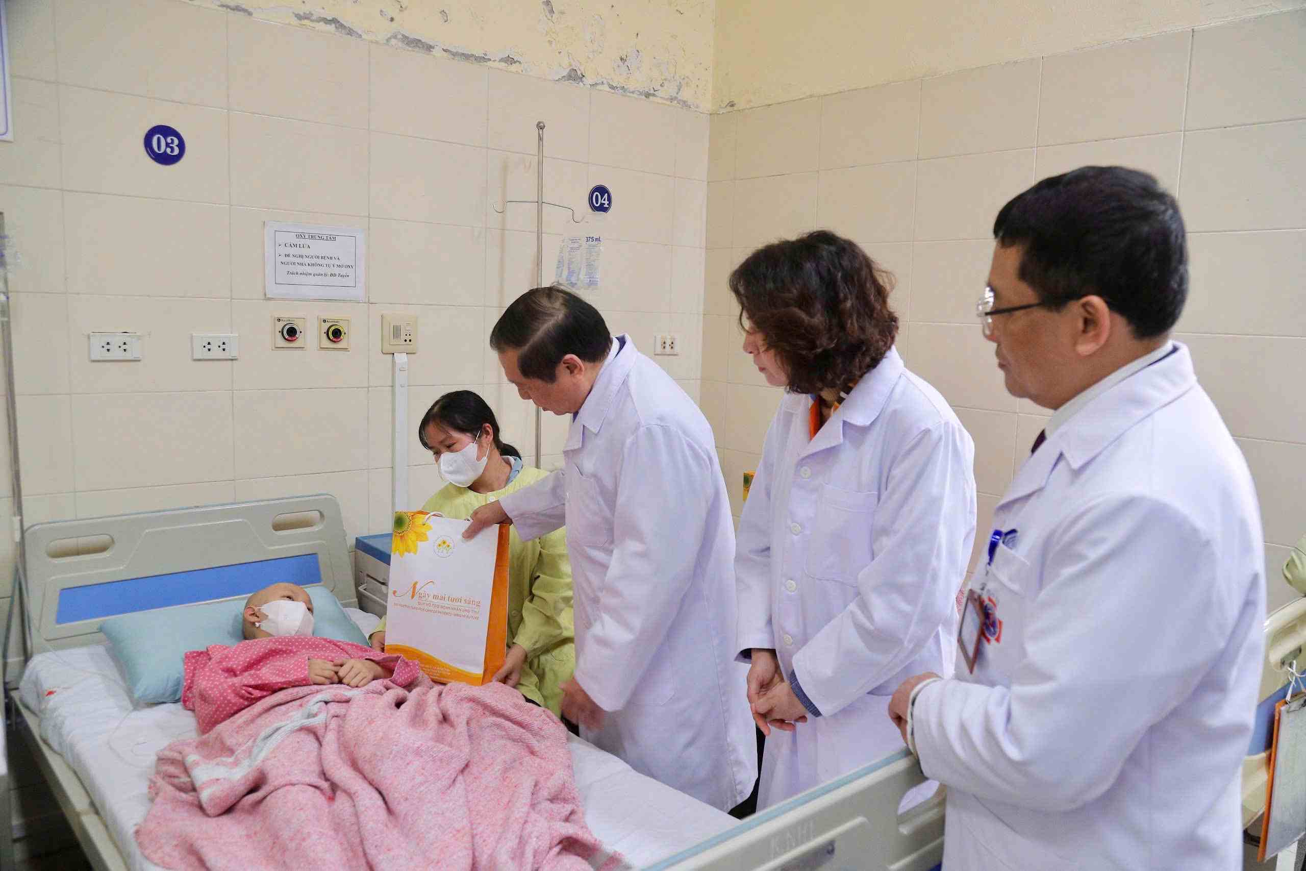 Comrade Lai Xuan Mon visits and presents gifts to cancer patients being treated at K Hospital. Photo: Tran Ha