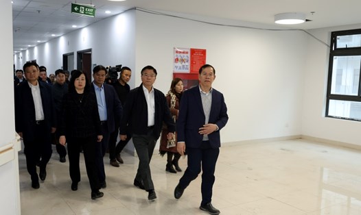 Ủy viên Trung ương Đảng, Phó Thủ tướng Chính phủ Lê Thành Long kiểm tra cơ sở 2 Bệnh viện Bạch Mai ngày 19.2. Ảnh: VGP/Đức Tuân