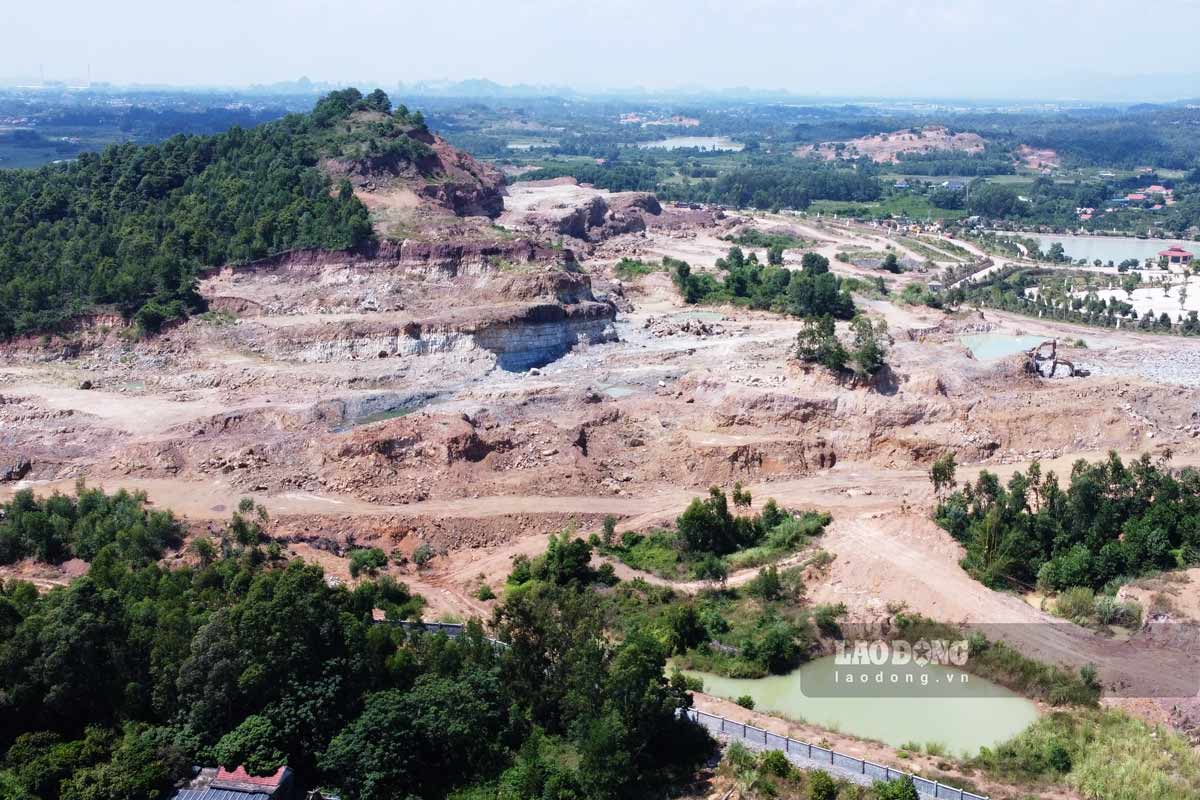 Khu vuc khai thac dat, da lam vat lieu san lap tai Du an xay dung cong vien   nghia trang thi xa Quang Yen, tinh Quang Ninh. Anh: Doan Hung