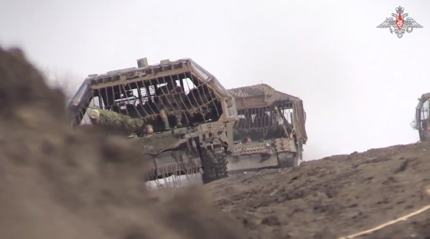 Russian tanks are equipped with special iron cages during combat. Photo: Russian Ministry of Defense