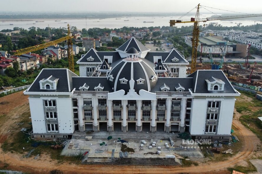 In the distance, behind the Phu Tho Provincial Cultural and Artistic House is the Red River section passing through Viet Tri city. Photo taken at the end of August 2024: To Cong.