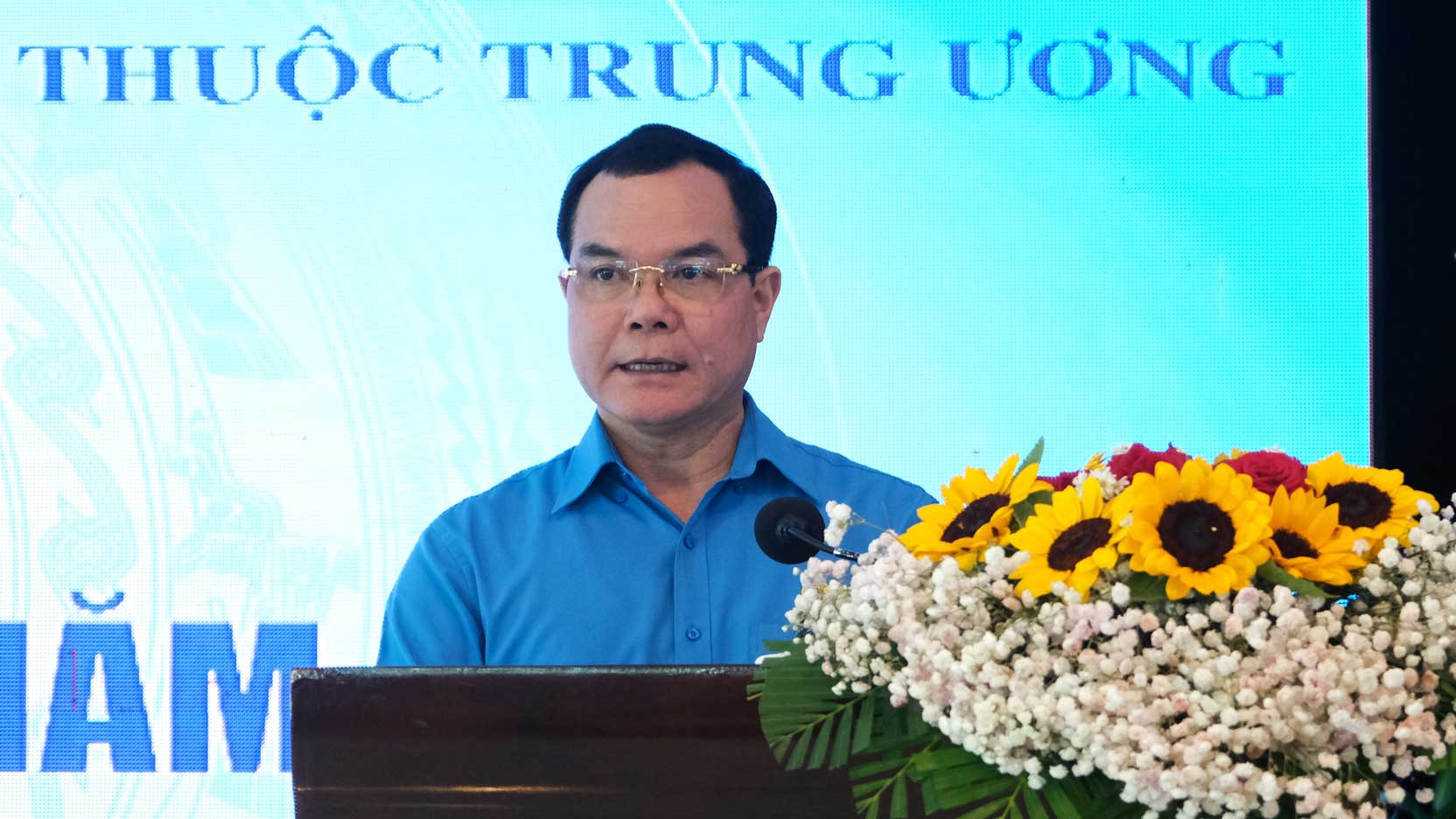 Mr. Nguyen Dinh Khang - Member of the Party Central Committee, President of the Vietnam General Confederation of Labor - spoke at the Conference. Photo: Phong Linh