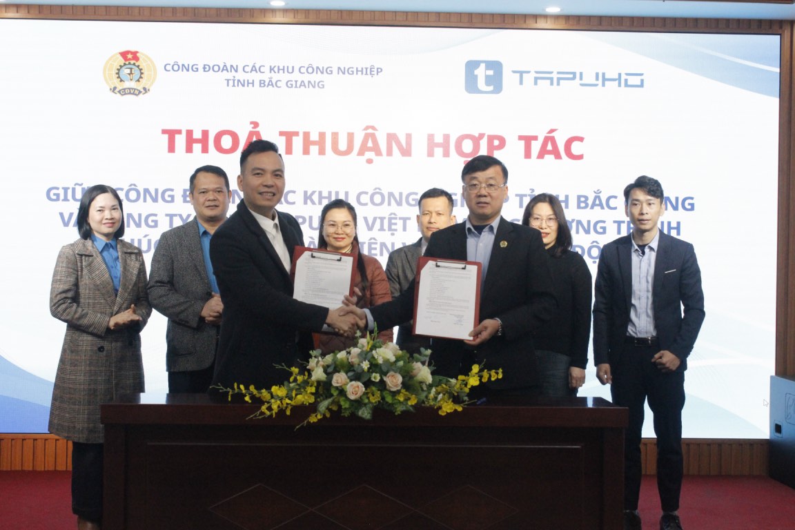 The signing ceremony of a cooperation agreement brings benefits to union members and workers between the Trade Union of Industrial Parks of Bac Giang province and Tapuho Vietnam Co., Ltd. Photo: Trade Union of Industrial Parks in Bac Giang province
