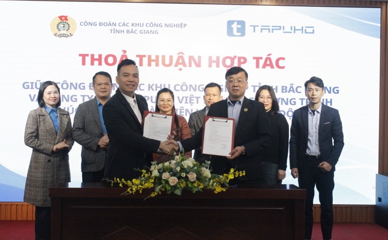 The signing ceremony of a cooperation agreement brings benefits to union members and workers between the Trade Union of Industrial Parks of Bac Giang province and Tapuho Vietnam Co., Ltd. Photo: Trade Union of Industrial Parks in Bac Giang province