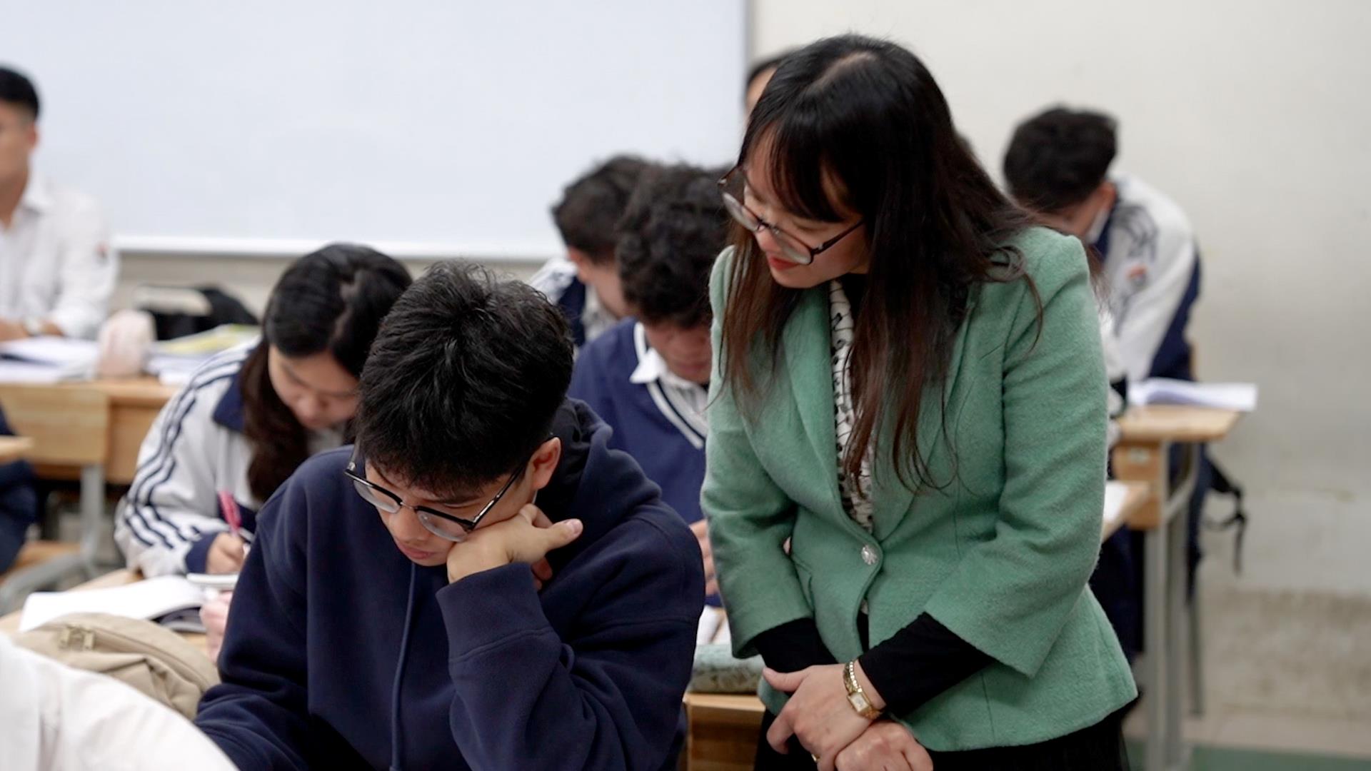 Teachers guide 12th graders at Viet Duc High School (Hanoi) during the review hour. Photo: Trang Ha