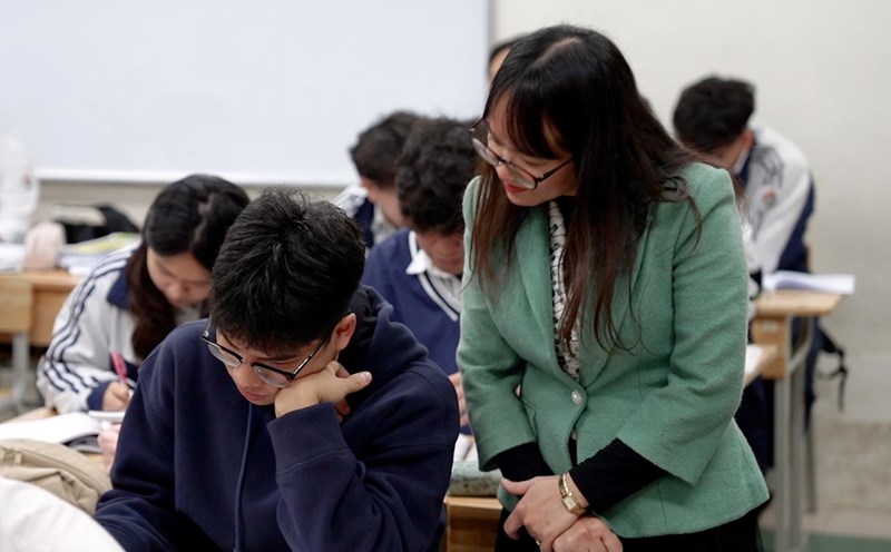 Teachers guide 12th graders at Viet Duc High School (Hanoi) during the review hour. Photo: Trang Ha