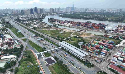 TPHCM sẽ khai thác quỹ đất quanh các ga metro để tạo nguồn vốn đầu tư hệ thống đường sắt đô thị. Ảnh: Anh Tú