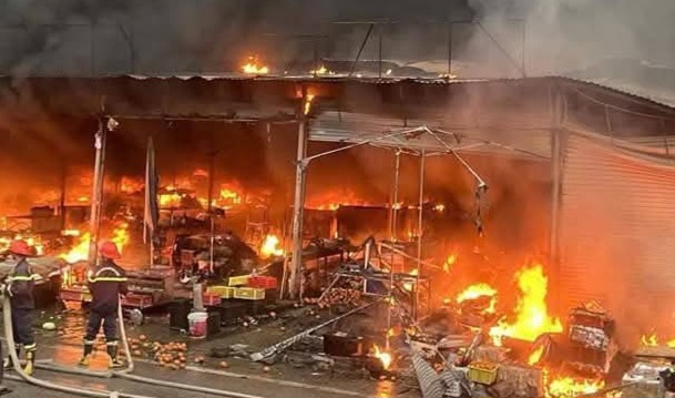 A large fire burned down many stalls at Trung Mon market. Photo: Provided by the people