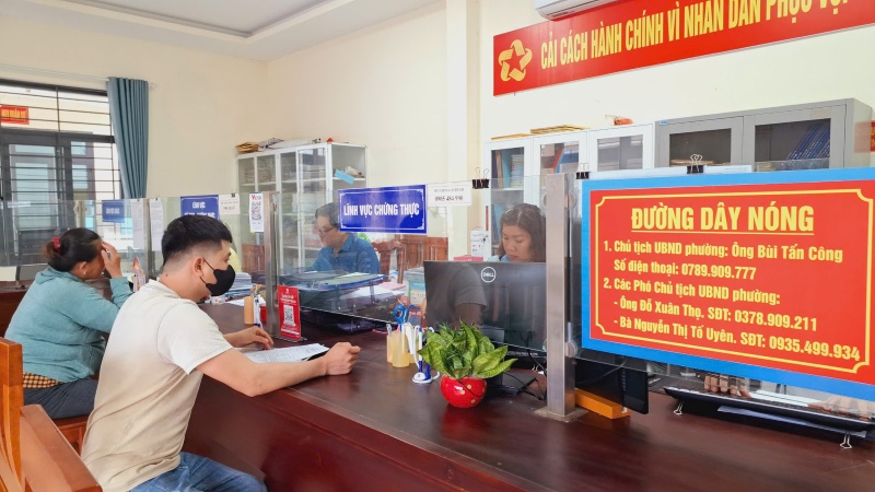 Many administrative procedures were resolved quickly and free of charge for people after the merger of administrative units in Tam Ky, Quang Nam. Photo: Hoang Bin