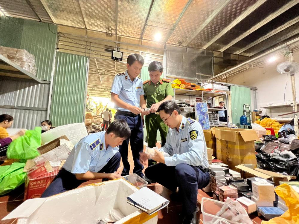Fine up to 70 million VND if compensation, refund or exchange of products, goods and services that are not advertised correctly. In the photo, the authorities caught a warehouse of counterfeit goods while livestreaming to close orders on Facebook in Gia Lai. Photo: General Department of Market Management