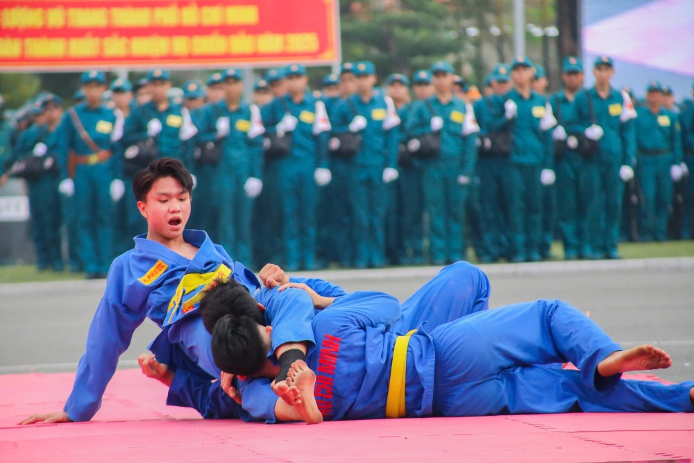 Can bo, chien si luc luong vu trang TP.HCM dong dien bo mon vo thuat Vovinam. Duoc biet ngay 10.1.2020, Bo Tu lenh TP.HCM thanh lap CLB Vo thuat Vovinam voi 300 vo sinh. Den nay, mo hinh da phat trien va nhan rong them 23 CLB voi 7.200 vo sinh tham gia.