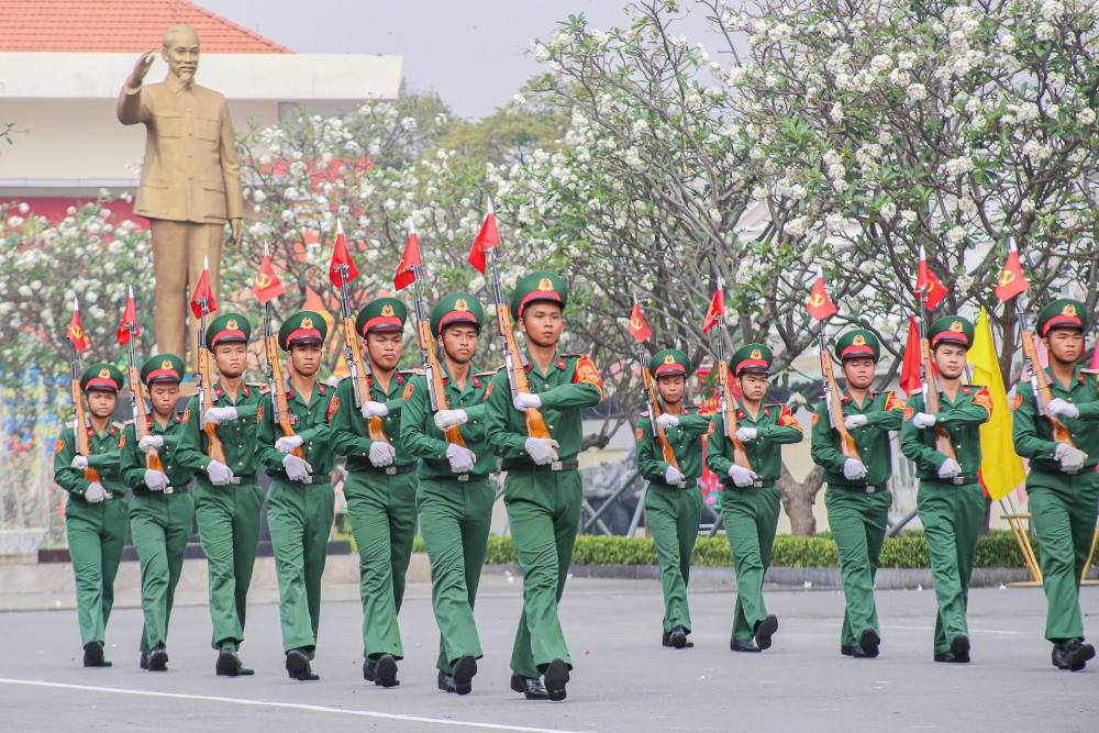 Chien si Tieu doan Ve binh - Kiem soat quan su 31 (Bo Tu lenh TP) dong dien mua sung cung dong doi. 