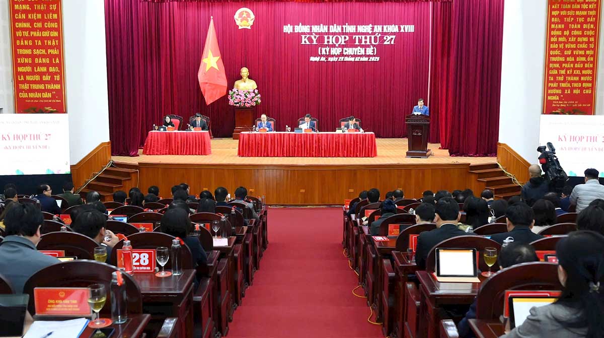 Chairman of Nghe An Provincial People's Committee Le Hong Vinh presented the Proposal to introduce the election of additional Vice Chairman of Nghe An Provincial People's Committee for the 2021 - 2026 term. Photo: Pham Bang