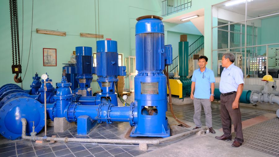 Mr. Huynh Thien Dinh - Deputy Director of Can Tho Water Supply and Drainage Joint Stock Company (right) - discussed with worker Huynh Tan Tuyen about machinery at the factory. Photo: My Ly