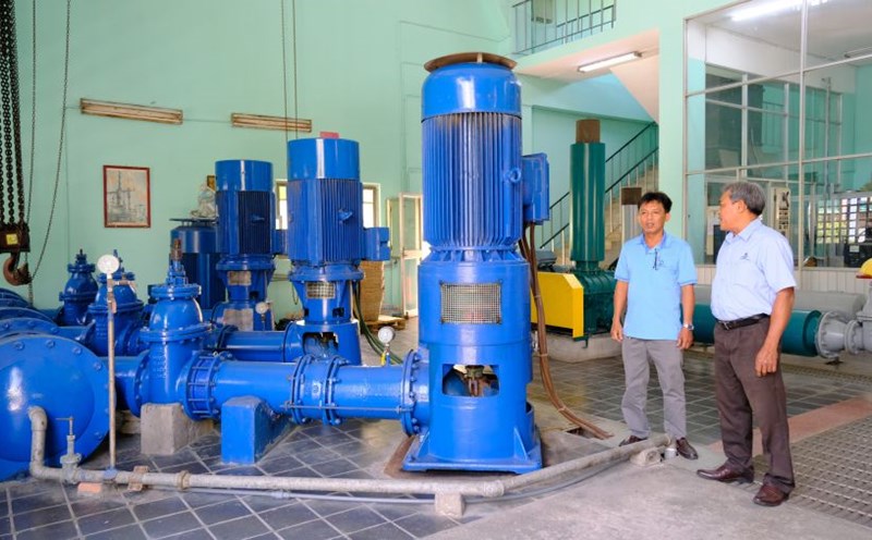 Mr. Huynh Thien Dinh - Deputy Director of Can Tho Water Supply and Drainage Joint Stock Company (right) - discussed with worker Huynh Tan Tuyen about machinery at the factory. Photo: My Ly