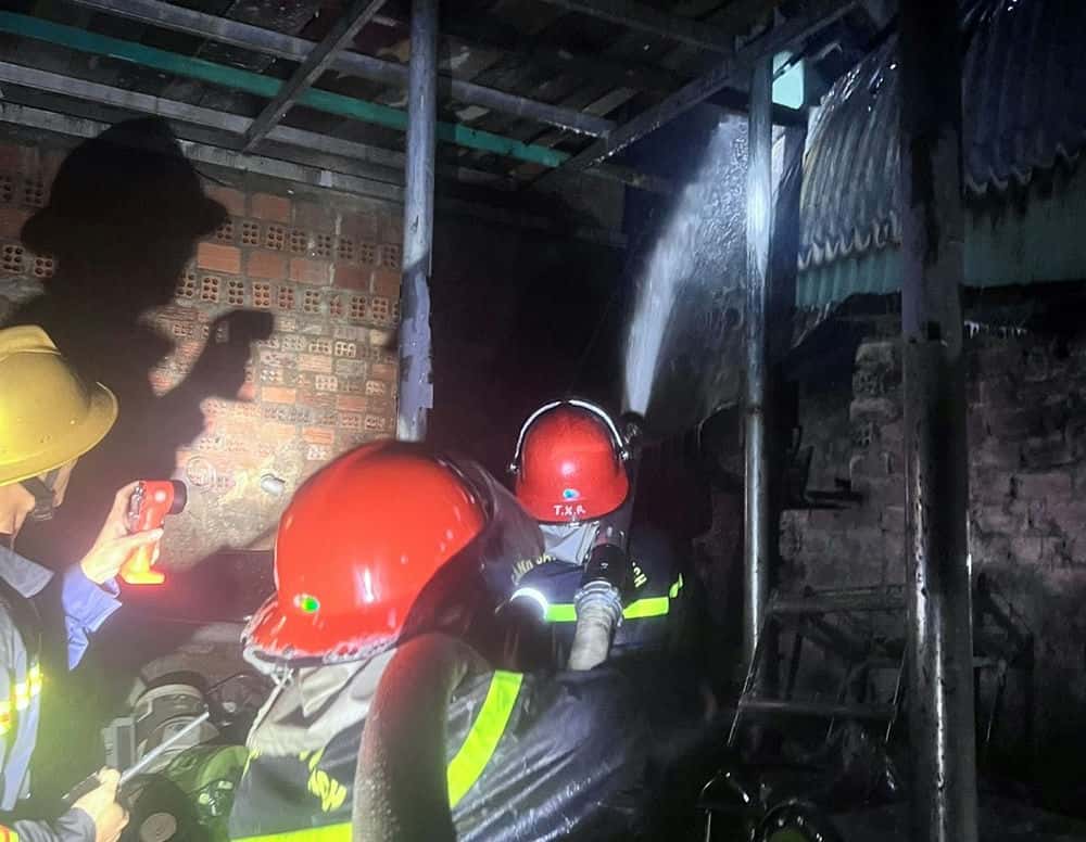 Rescue police sprayed water to extinguish the large fire. Photo: Thanh Tuan