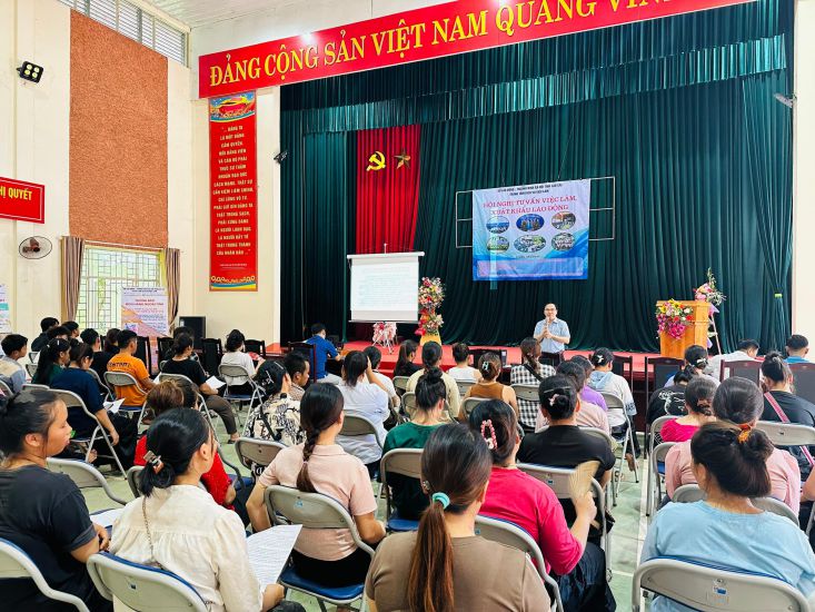 Employment consultation for people in particularly disadvantaged communes in Lao Cai. Photo: Thi Khanh