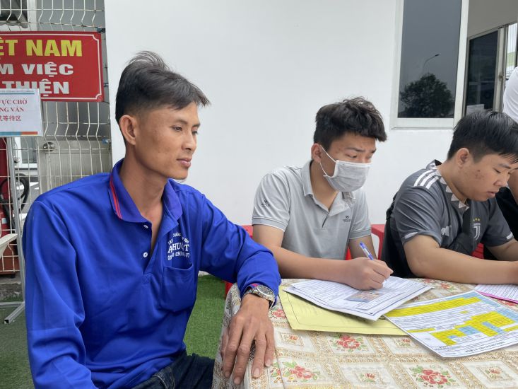 Mr. Tran Van Trong (37 years old, from An Giang, left of the photo) is applying for a soap seat manufacturing company. Photo: Dinh Trong