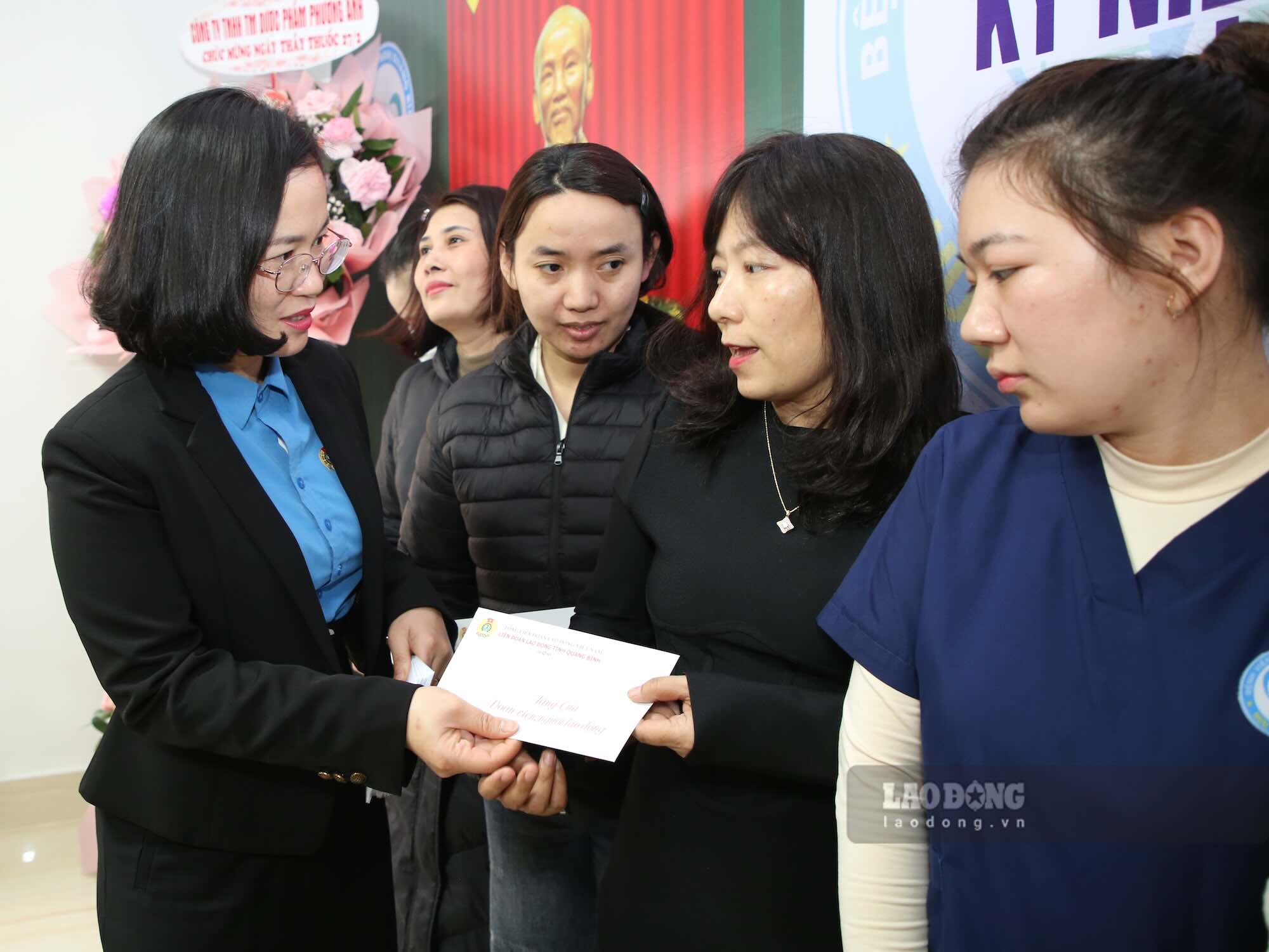 Chairwoman of the Quang Binh Provincial Federation of Labor Dinh Thi Ngoc Lan presented gifts to medical staff in difficult circumstances. Photo: Cong Sang
