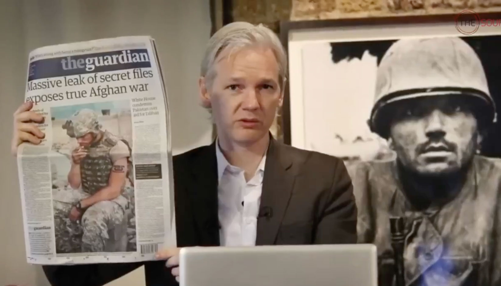 Nha sang lap WikiLeaks Julian Assange. Anh cat tu video cong bo tai lieu cua WikiLeaks ngay 24.2