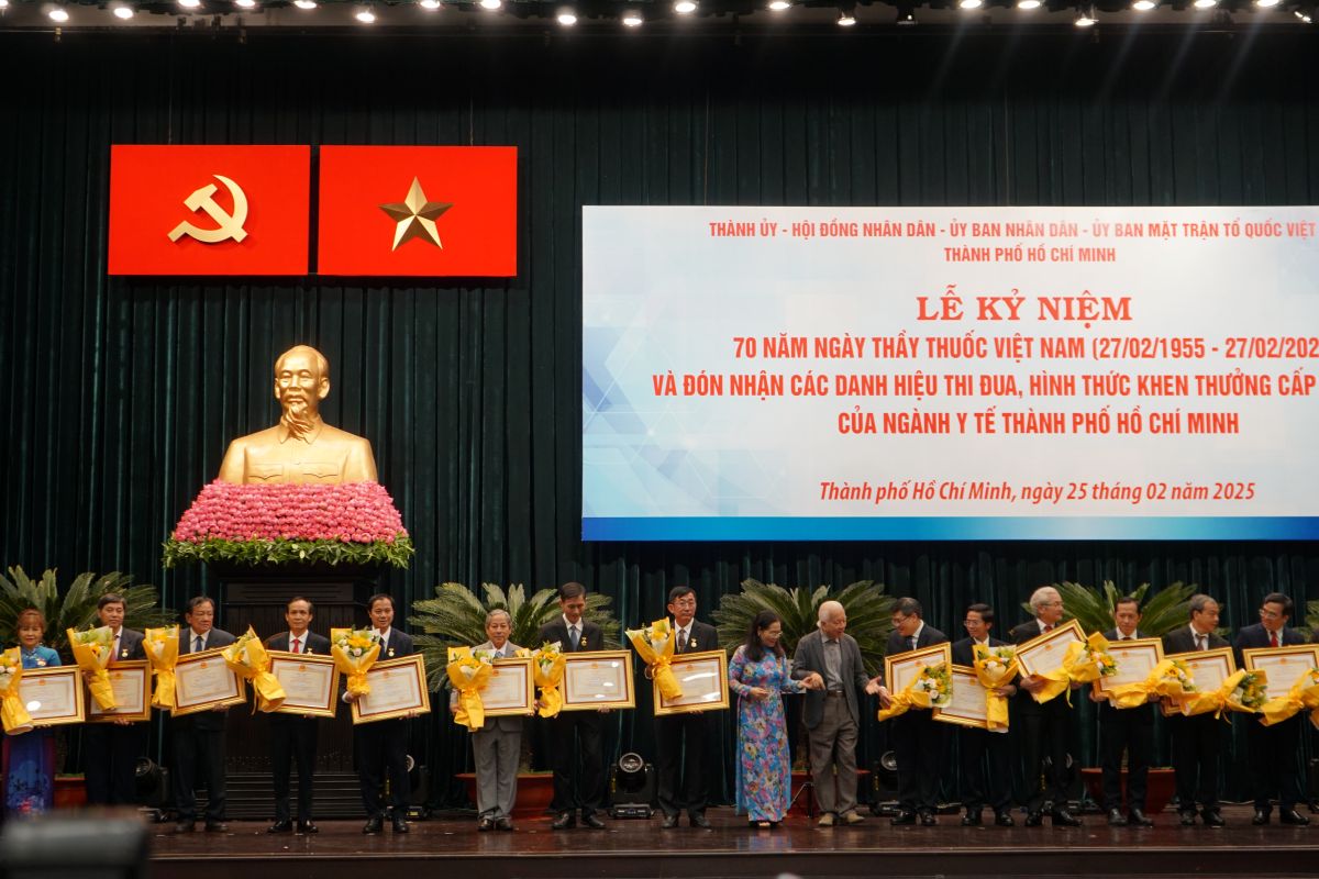Individuals were awarded the title of Meritorious Doctor. Photo: Thanh Chan