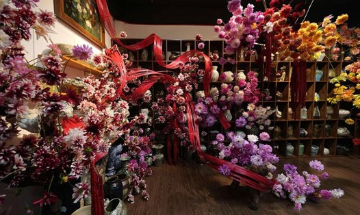 Căn phòng ngập tràn ngập hoa thược dược ở Hà Nội khiến nhiều người choáng ngợp.