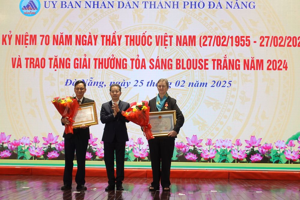 Trao Huan chuong Huu nghi va Huan chuong Lao dong hang 3 cho cac bac si. Anh: Tran Thi