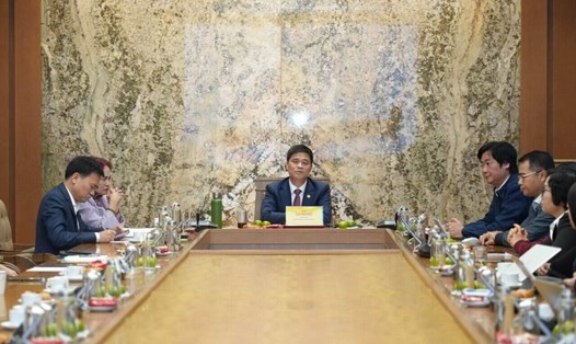 Phó Chủ tịch Tổng LĐLĐVN Ngọ Duy Hiểu phổ biến, trao đổi về những nội dung cơ bản, điểm mới của Luật Công đoàn tại Công đoàn Dầu khí Việt Nam. Ảnh: CĐDK