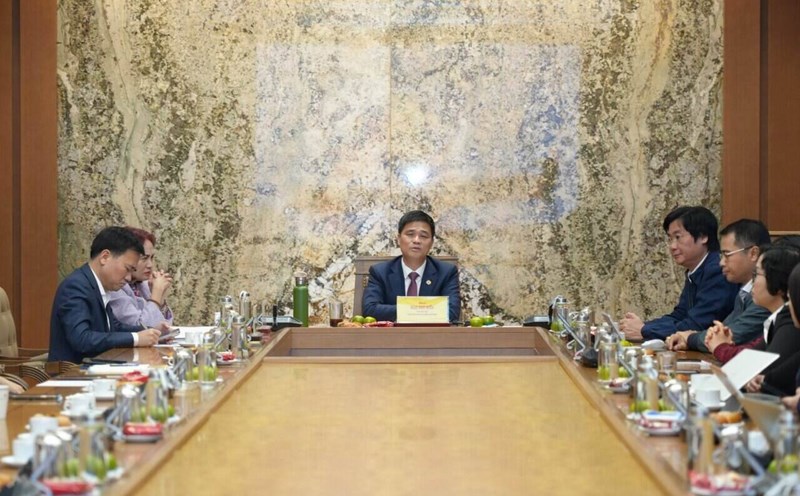 Vice President of the Vietnam General Confederation of Labor Ngo Duy Hieu disseminated and discussed the basic contents and new points of the Trade Union Law at the Vietnam Oil and Gas Trade Union. Photo:DK Union