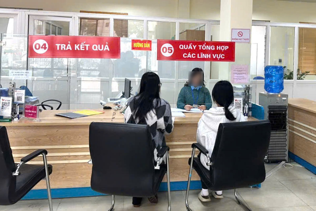 Business registration activities at Ha Long City Public Administration Center. Photo: Dieu Hoang