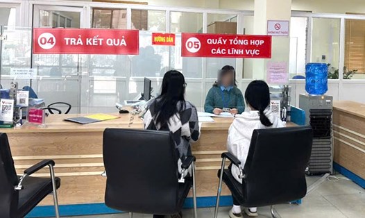 Hoạt động đăng ký kinh doanh tại Trung tâm hành chính công TP Hạ Long. Ảnh: Diệu Hoàng