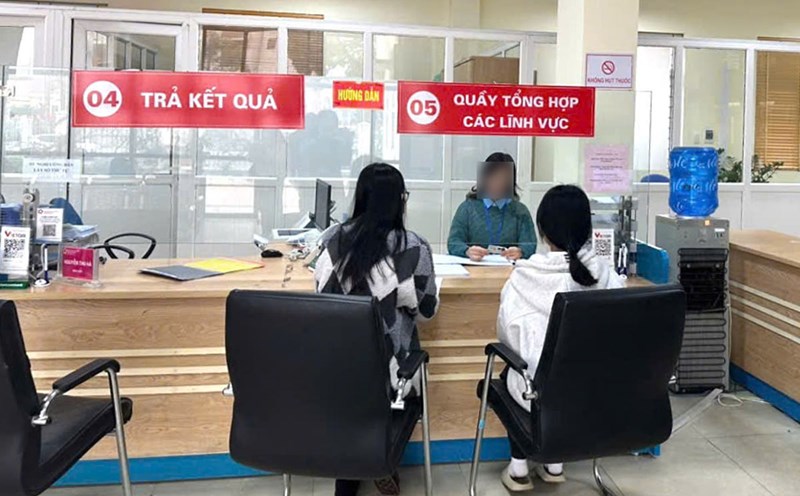 Business registration activities at Ha Long City Public Administration Center. Photo: Dieu Hoang