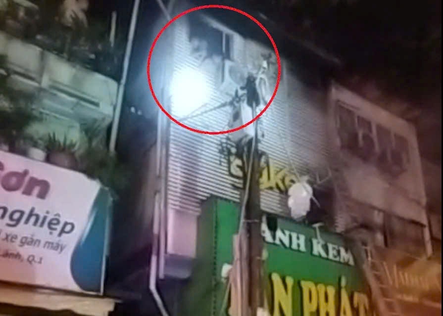 The victims inside the burnt cake shop tried to escape. Photo: Dong Hoang