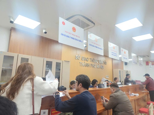 People complete procedures to issue and renew driving licenses at the Hanoi Department of Transport on the morning of February 25. Photo: Minh Hanh