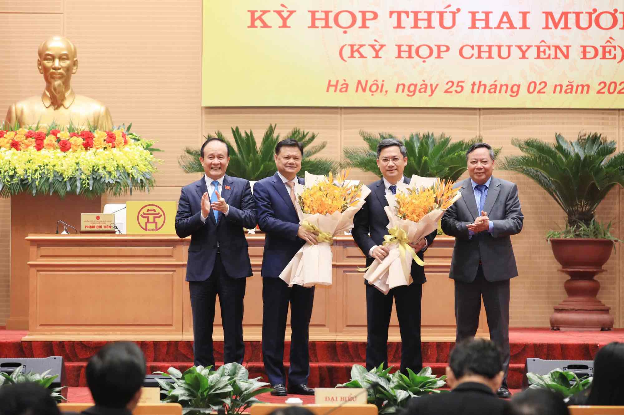 Cac dong chi lanh dao thanh pho tang hoa chuc mung ong Ha Minh Hai va ong Vu Duc Bao. Anh: HDND TP Ha Noi