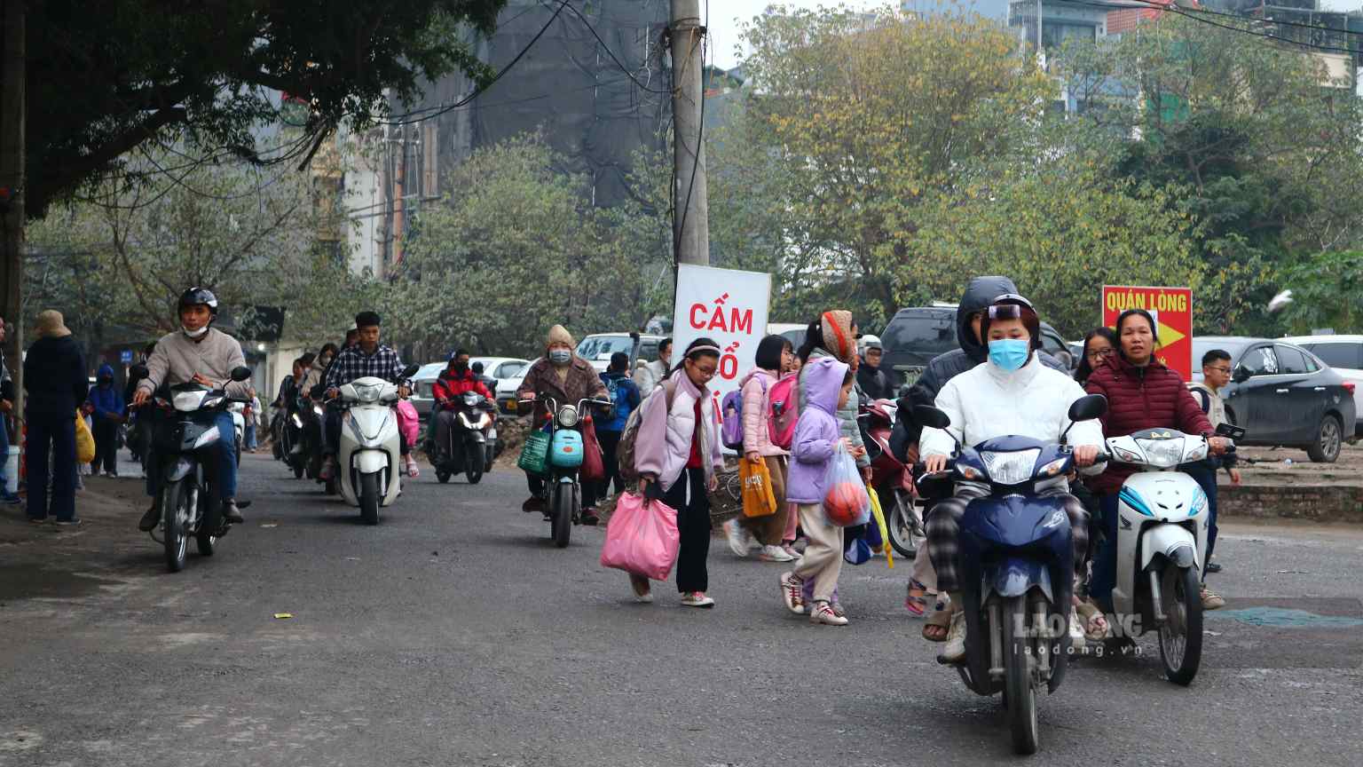 Nhieu nguoi mong moi mo thong khu do thi Kim Van - Kim Lu de con em thuan tien di hoc. Anh: Phong vien