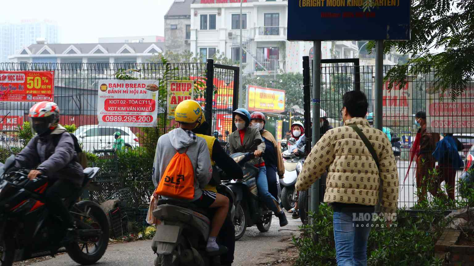 Nguoi dan doi di qua loi nho vao khu do thi Kim Van - Kim Lu. Anh: Phong vien