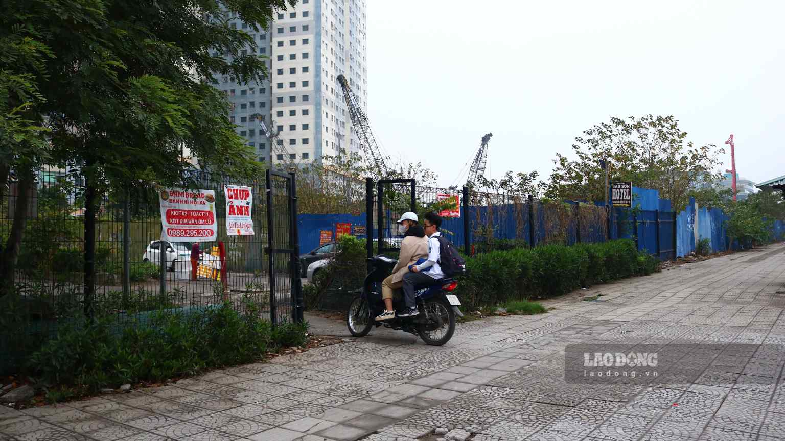 Nguoi dan khu do thi Kim Van - Kim Lu ra ngo 282 Kim Giang phai di qua mot loi di nho co lap canh cong. Anh: Phong vien