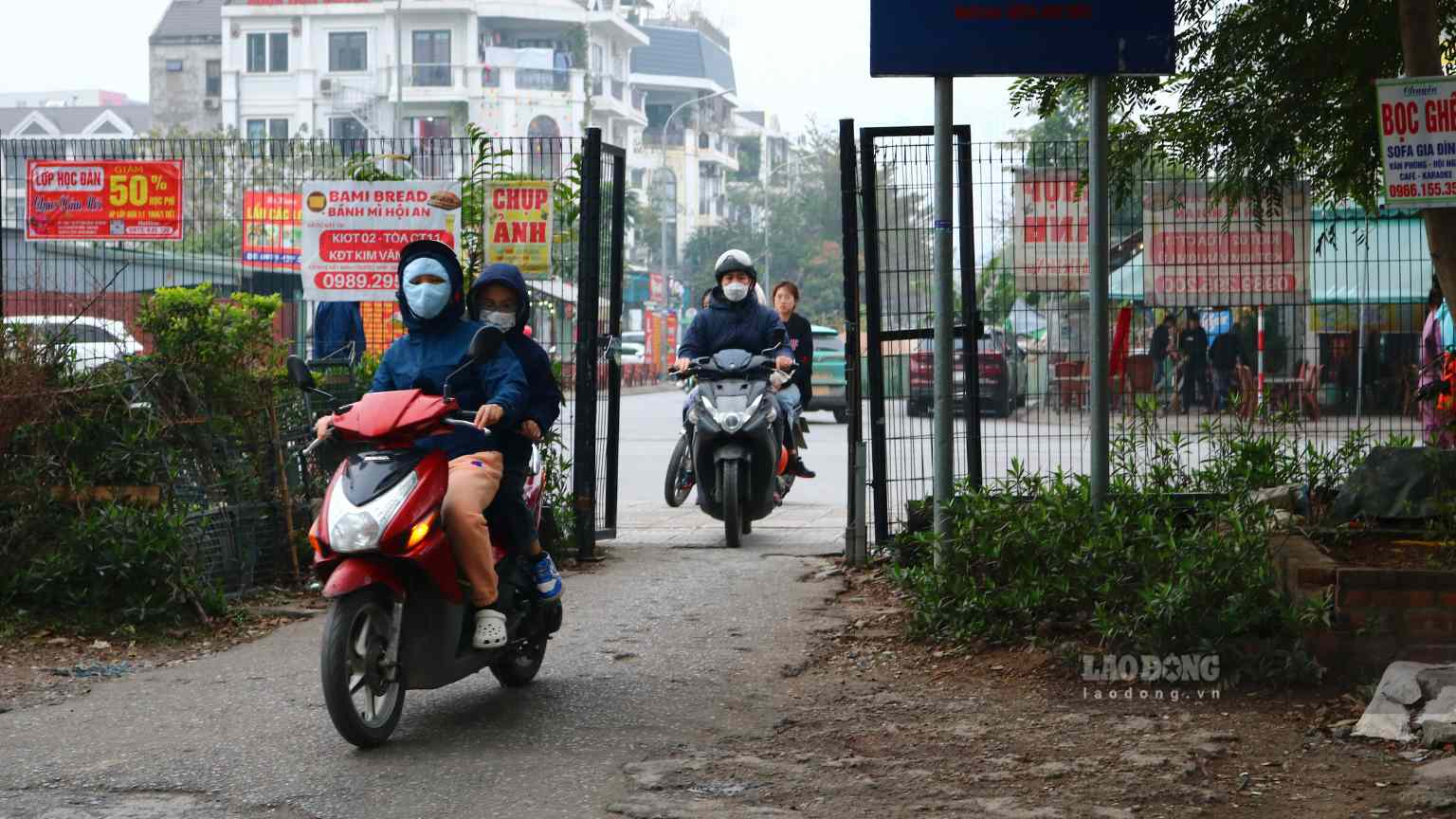  Nguoi dan khu do thi Kim Van - Kim Lu di bang loi nho ra ngo 282 Kim Giang. Anh: Phong vien