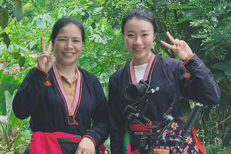 Lo Thi Hoang Yen (right) and the journey to arouse the love of national culture. Photo: Quang Dat